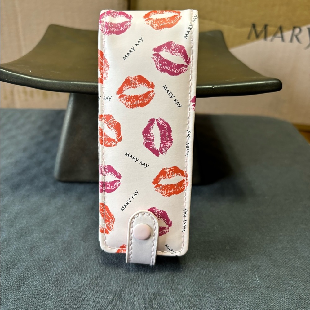 Super cute Mary Kay lip gloss case w/mirror!